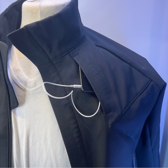 Mountain hardware jacket in preloved condition - Picture 4 of 15